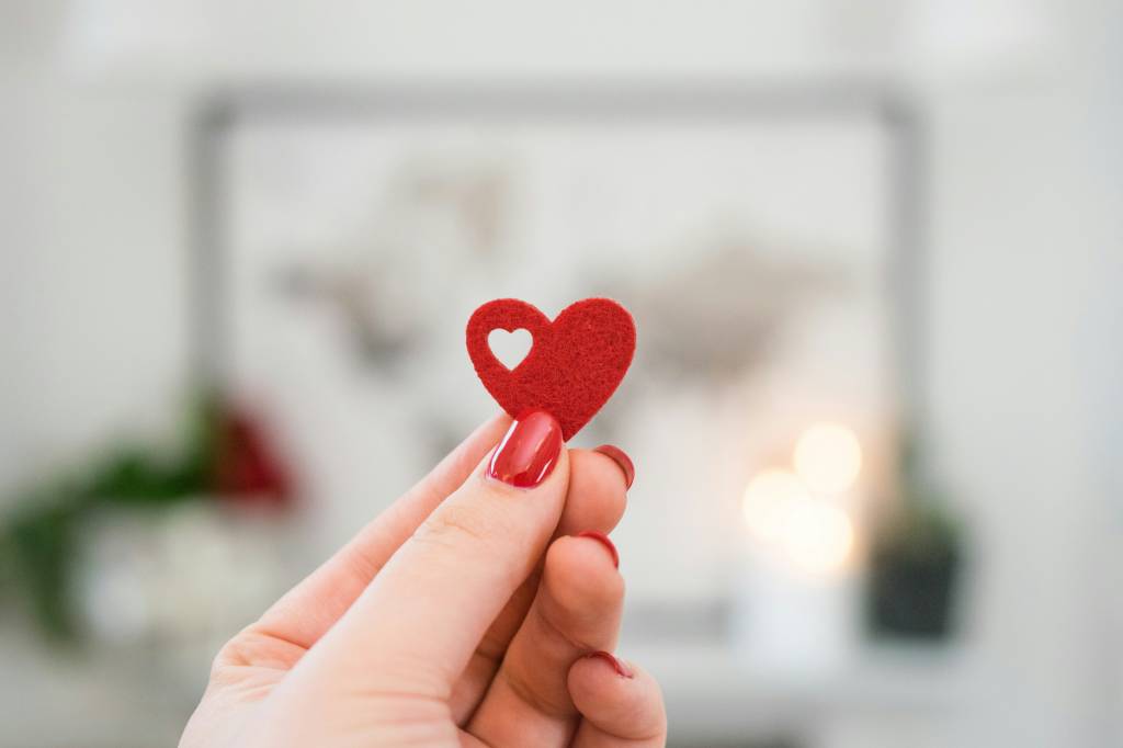 presente-dia-dos-namorados-ate-100-coracao-rosa-pin-adventure-map-unsplash O que dar de presente dia dos namorados? Ideias incríveis até R$ 100
