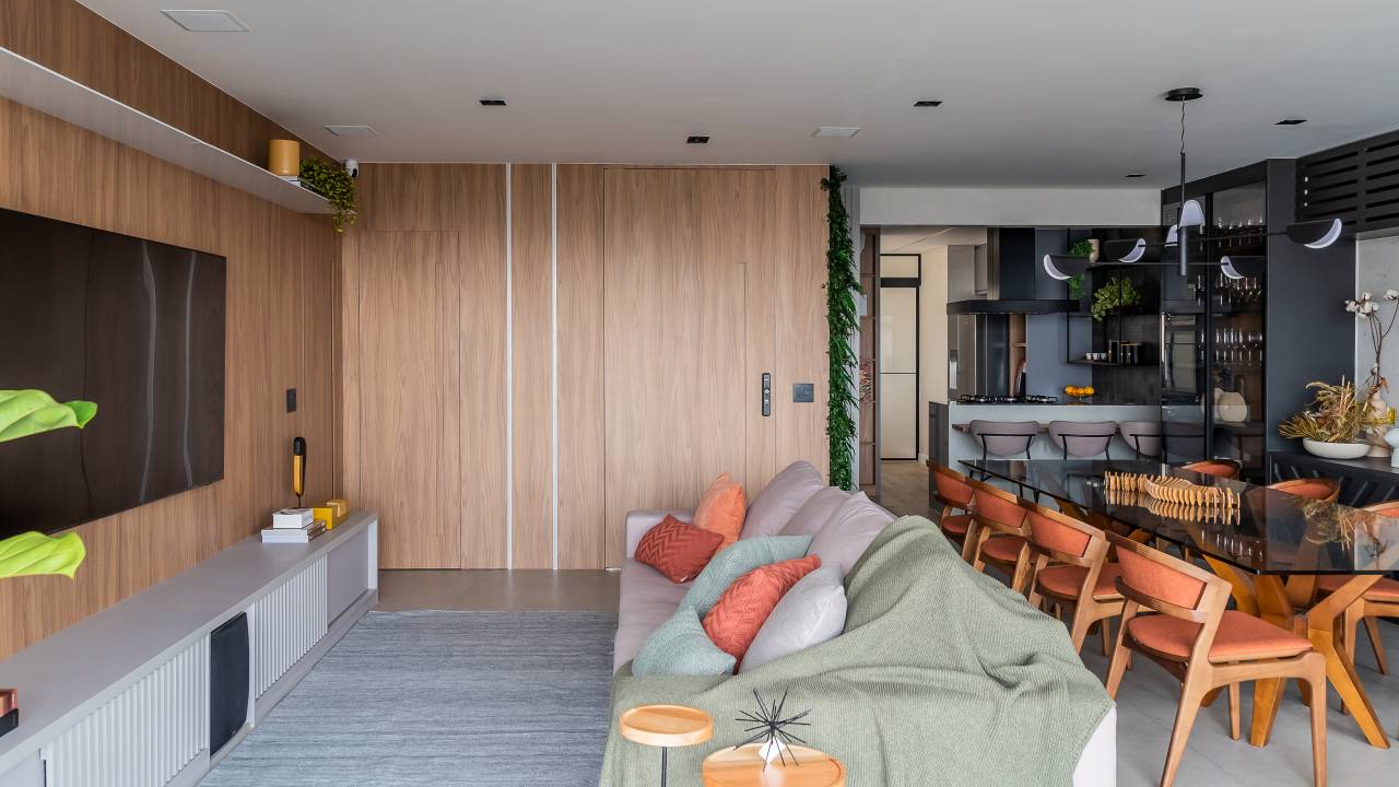 Soluções criativas são destaques em apê de 145 m² com ambientes integrados. Projeto de Mari Milani. Na foto, cozinha, sala de estar e sala de jantar integrados