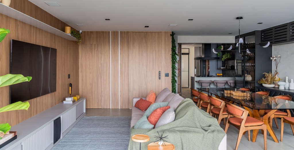 Soluções criativas são destaques em apê de 145 m² com ambientes integrados. Projeto de Mari Milani. Na foto, cozinha, sala de estar e sala de jantar integrados
