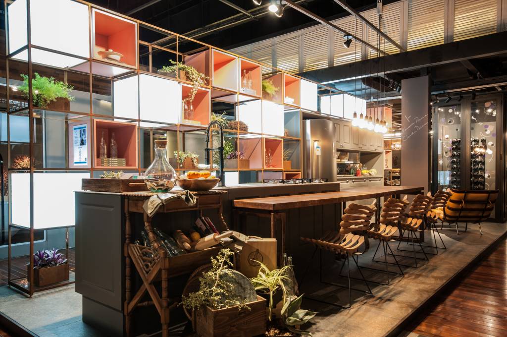 6 tipos de materiais de tampo de mesa para salas de jantar e áreas gourmet. Projeto de Paiva e Passarini Arquitetura. Na foto, mesa com tampo aço.