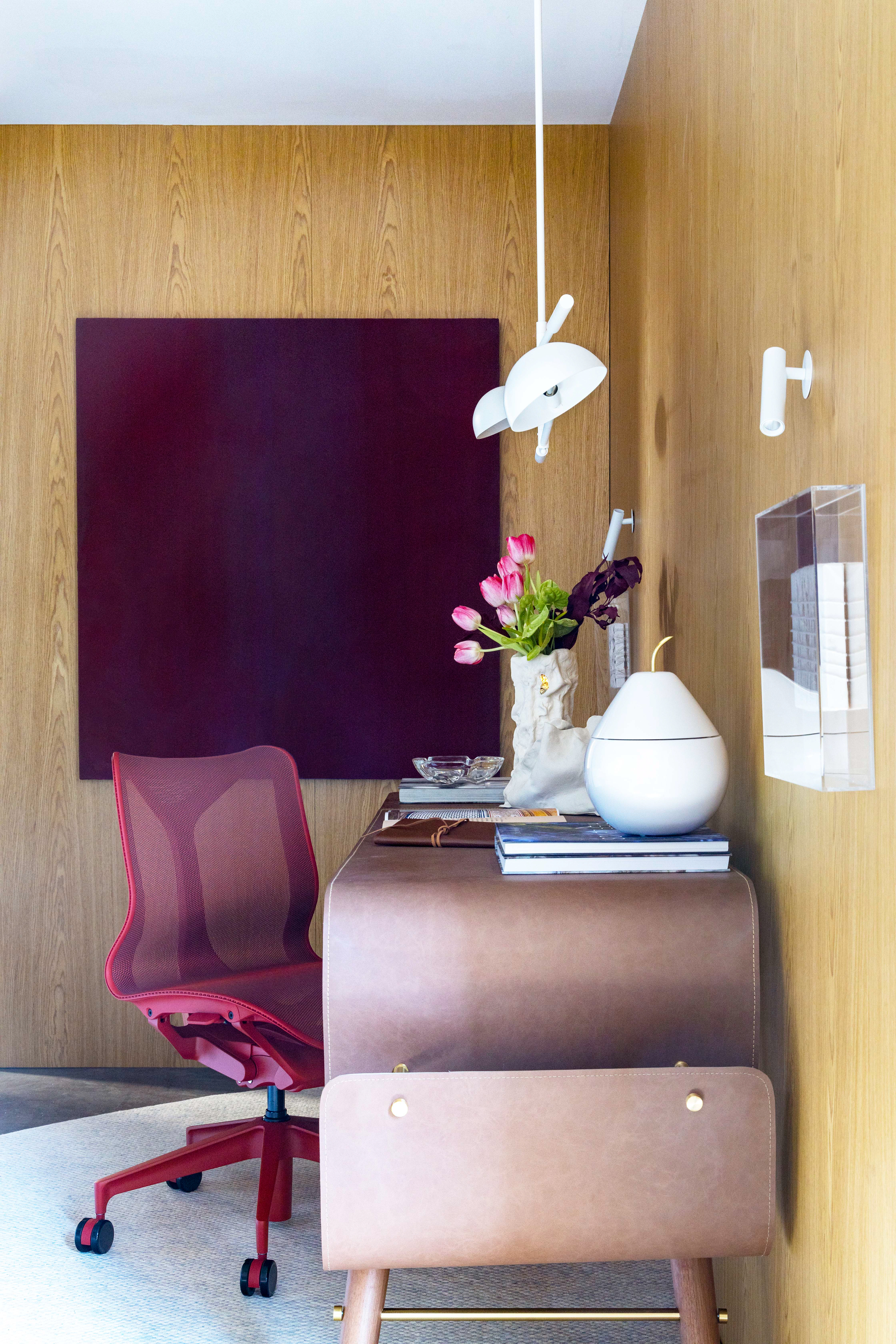 CASACOR Paraná: home office tem abertura no piso e peças vintage. Projeto de Katleen Luizaga. Na foto, home office com detalhes em rosa e roxo