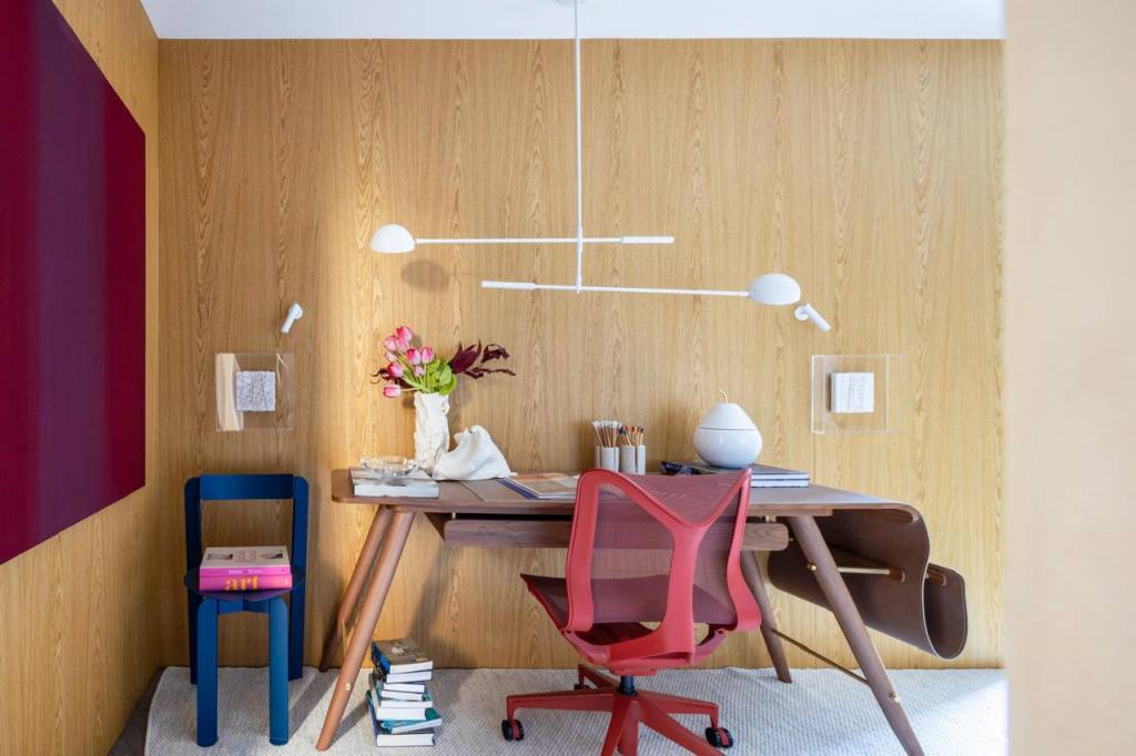 Casacor-parana-home-office-tem-abertura-no-piso-e-pecas-vintage-katleen-luizaga-07 CASACOR Paraná: home office tem abertura no piso e peças vintage. Projeto de Katleen Luizaga. Na foto, home office com mesa de trabalho e cadeira vermelha