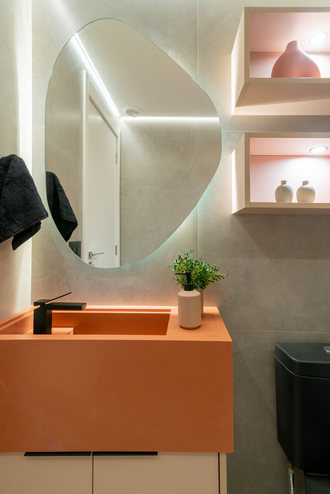 Apê de 79 m² tem mesa suspensa na sala de jantar e toalheiro elétrico no banheiro. Projeto de Red Square Arquitetura. Na foto, lavabo, espelho orgânico, cuba terracota.