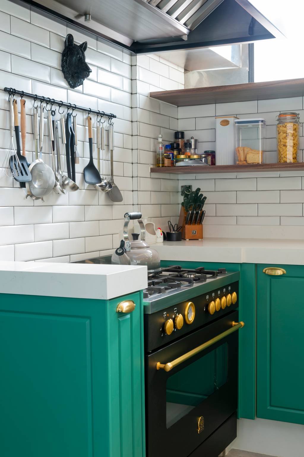 ape-combina-cozinha-provencal-verde-sala-de-estar-industrial-daniel-szego-07 Decoração de apê combina cozinha provençal verde com sala de estar industrial. Projeto de Daniel Szego. Na foto, cozinha, bancada branca, subway tiles, utensílios pendurados.