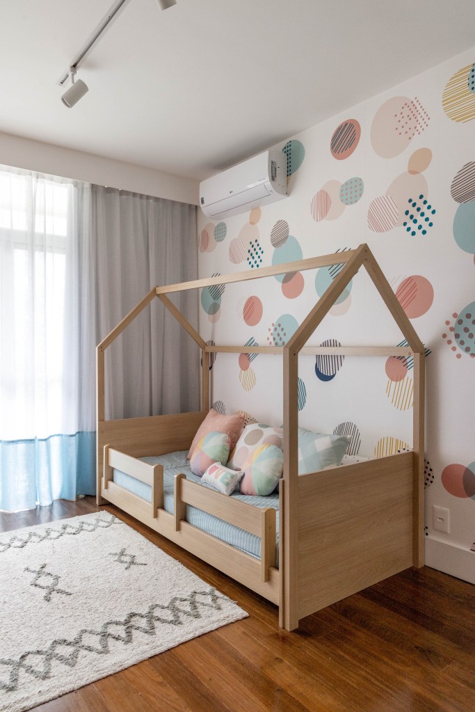 Azulejos pintados à mão com estampas botânicas revestem varanda de apê. Projeto de Renata Lemos. Na foto, quarto infantil, papel de parede floral, cama montessoriana.