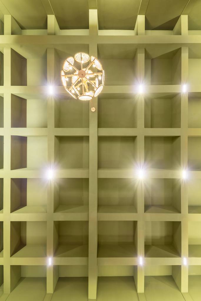 Canção de ninar é transformada em tapete para living da CASACOR SP. Projeto de BMA Studio. Na foto, teto de colorido e com lustre pendente