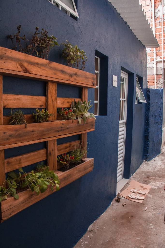 casa-10-m-jardim-colombo-70-ambiente-casacor-sao-paulo-ester-carro-03 Casa de 10 m² no Jardim Colombo é o 70º ambiente da CASACOR São Paulo. Projeto de Ester Carro. Na foto, horta em parede azul.