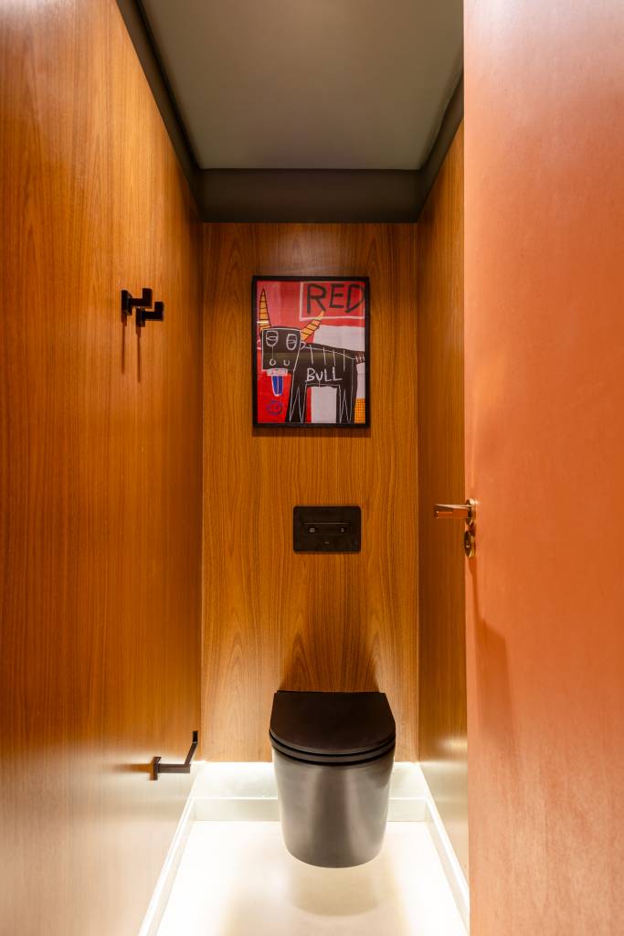 CASACOR Paraná: ambiente brinca com texturas, cores e sensações. Projeto de Fernanda Gonçalves. Na foto, banheiro com detalhes em preto
