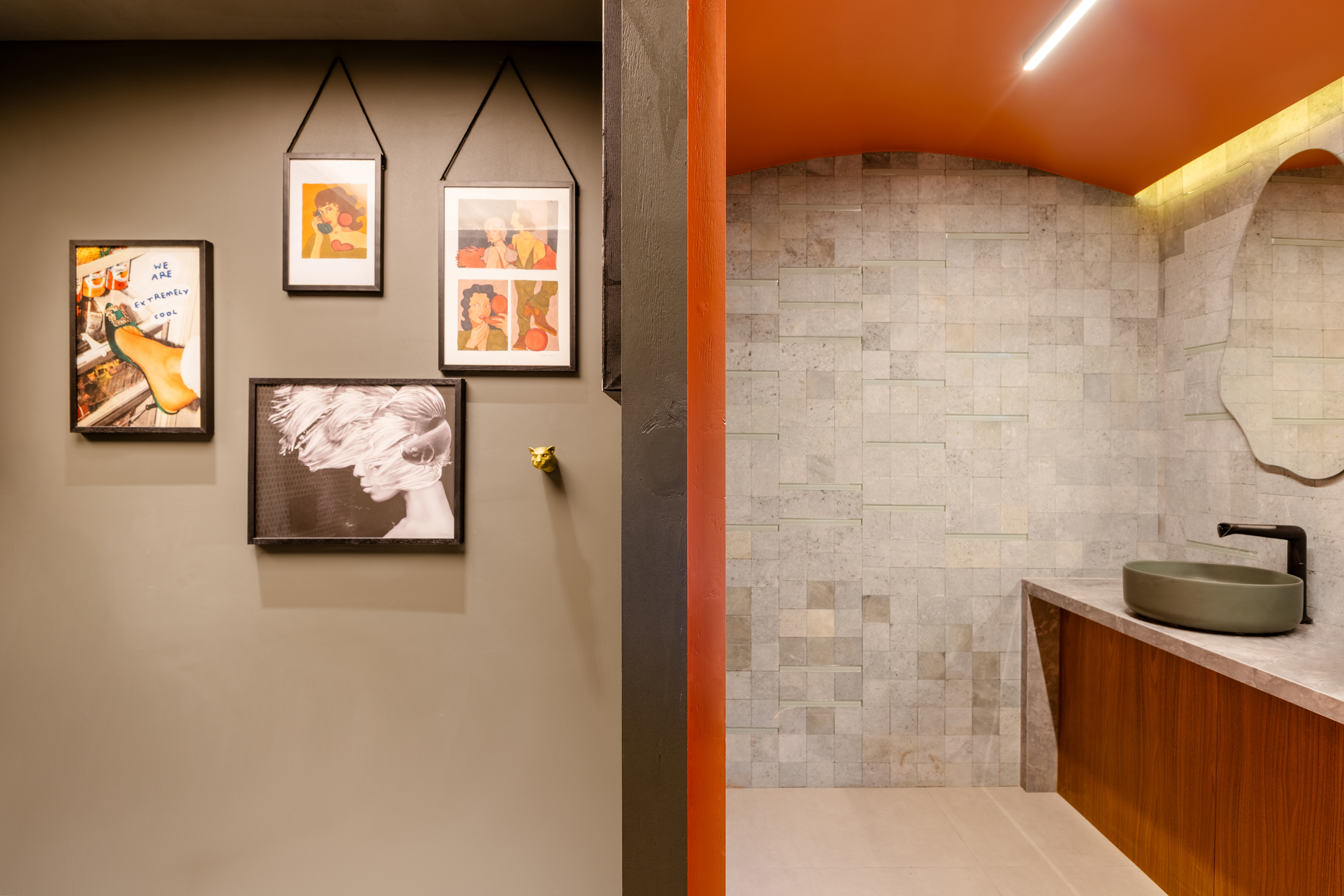 CASACOR Paraná: ambiente brinca com texturas, cores e sensações. Projeto de Fernanda Gonçalves. Na foto, banheiro com parede laranja e parede de tijolinhos