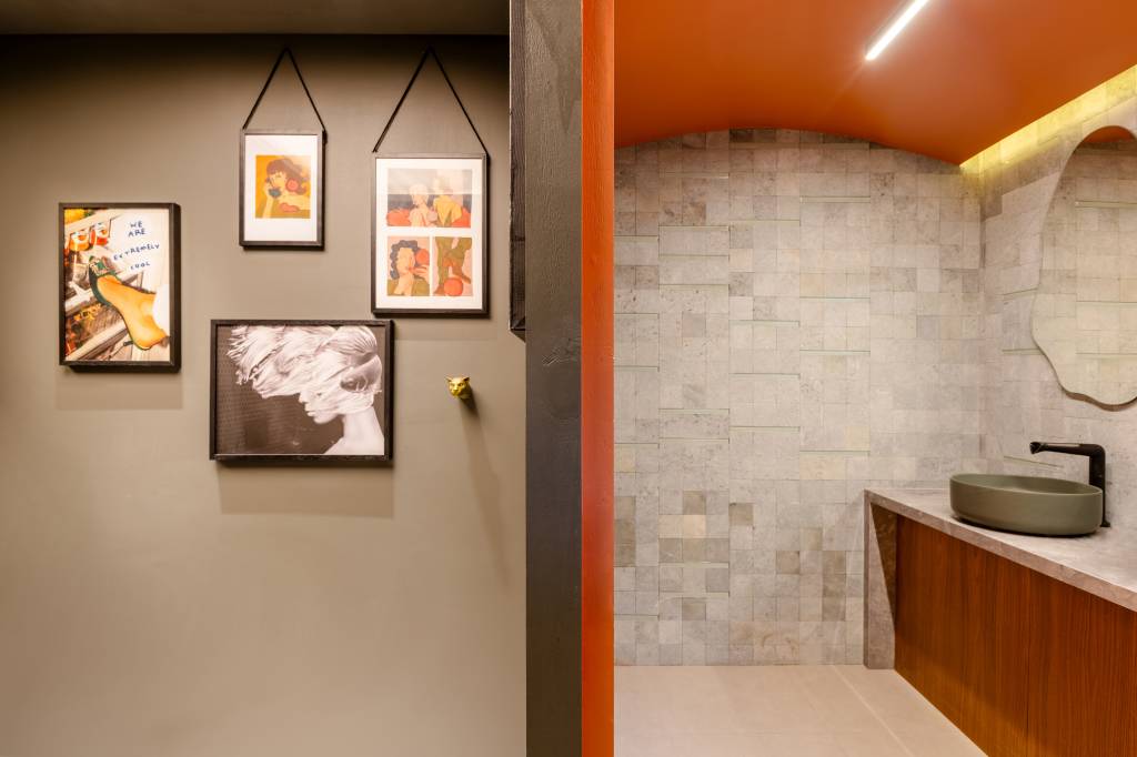 CASACOR Paraná: ambiente brinca com texturas, cores e sensações. Projeto de Fernanda Gonçalves. Na foto, banheiro com parede laranja e parede de tijolinhos