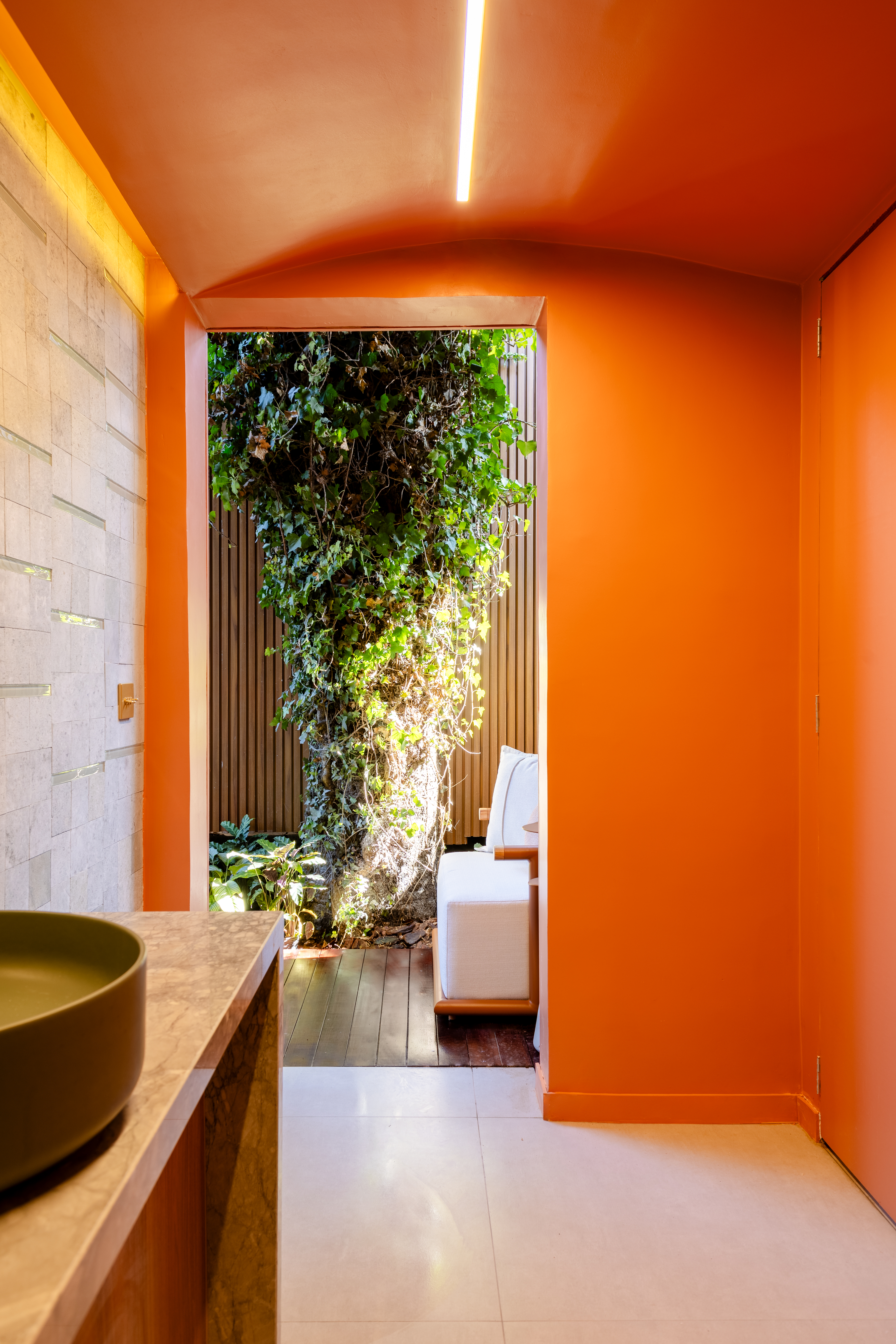 CASACOR Paraná: ambiente brinca com texturas, cores e sensações. Projeto de Fernanda Gonçalves. Na foto, banheiro com parede laranja