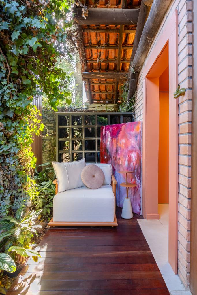 CASACOR Paraná: ambiente brinca com texturas, cores e sensações. Projeto de Fernanda Gonçalves. Na foto, poltrona branca ao ar livre