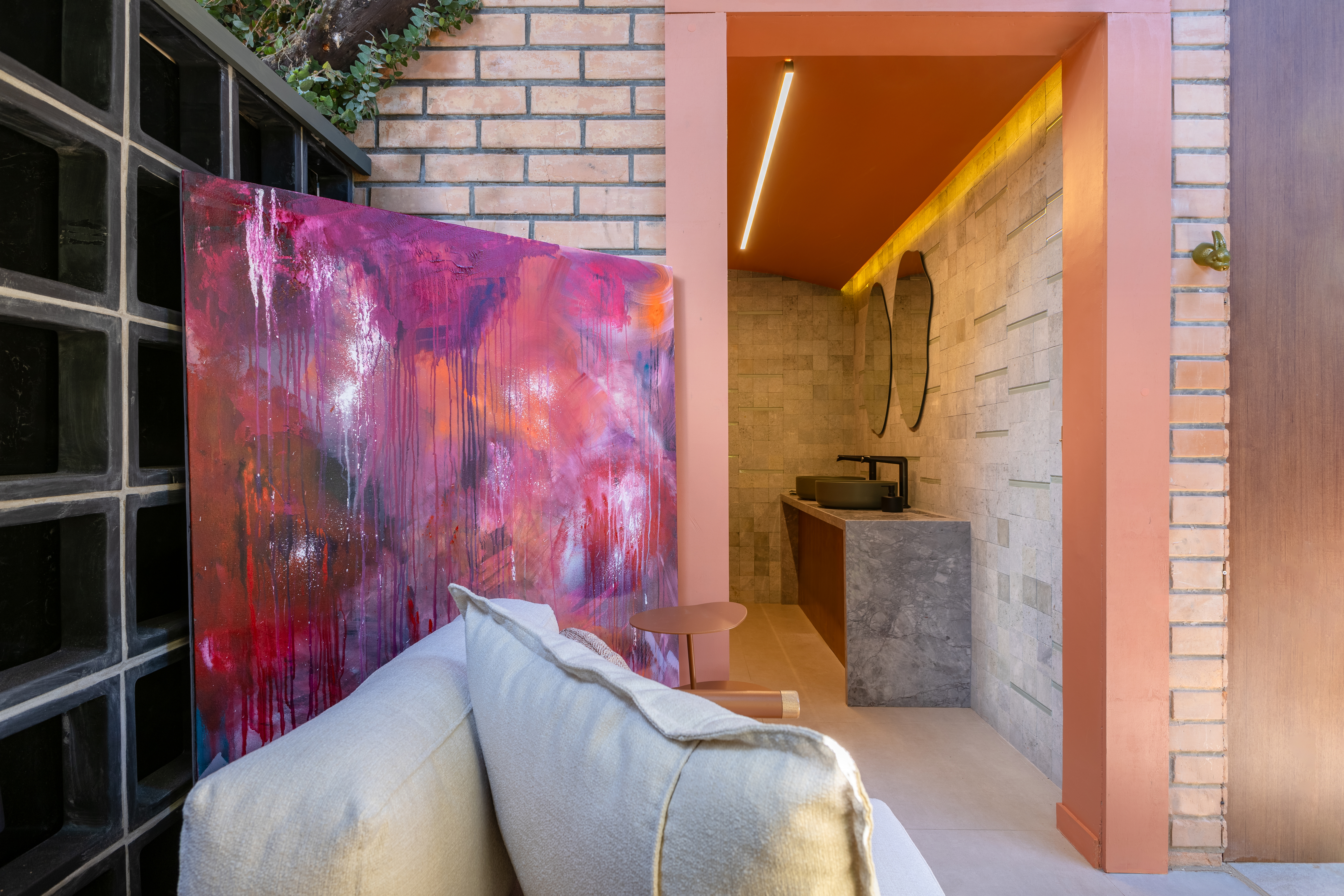 CASACOR Paraná: ambiente brinca com texturas, cores e sensações. Projeto de Fernanda Gonçalves. Na foto, entrada para banheiro com tijolinhos expostos