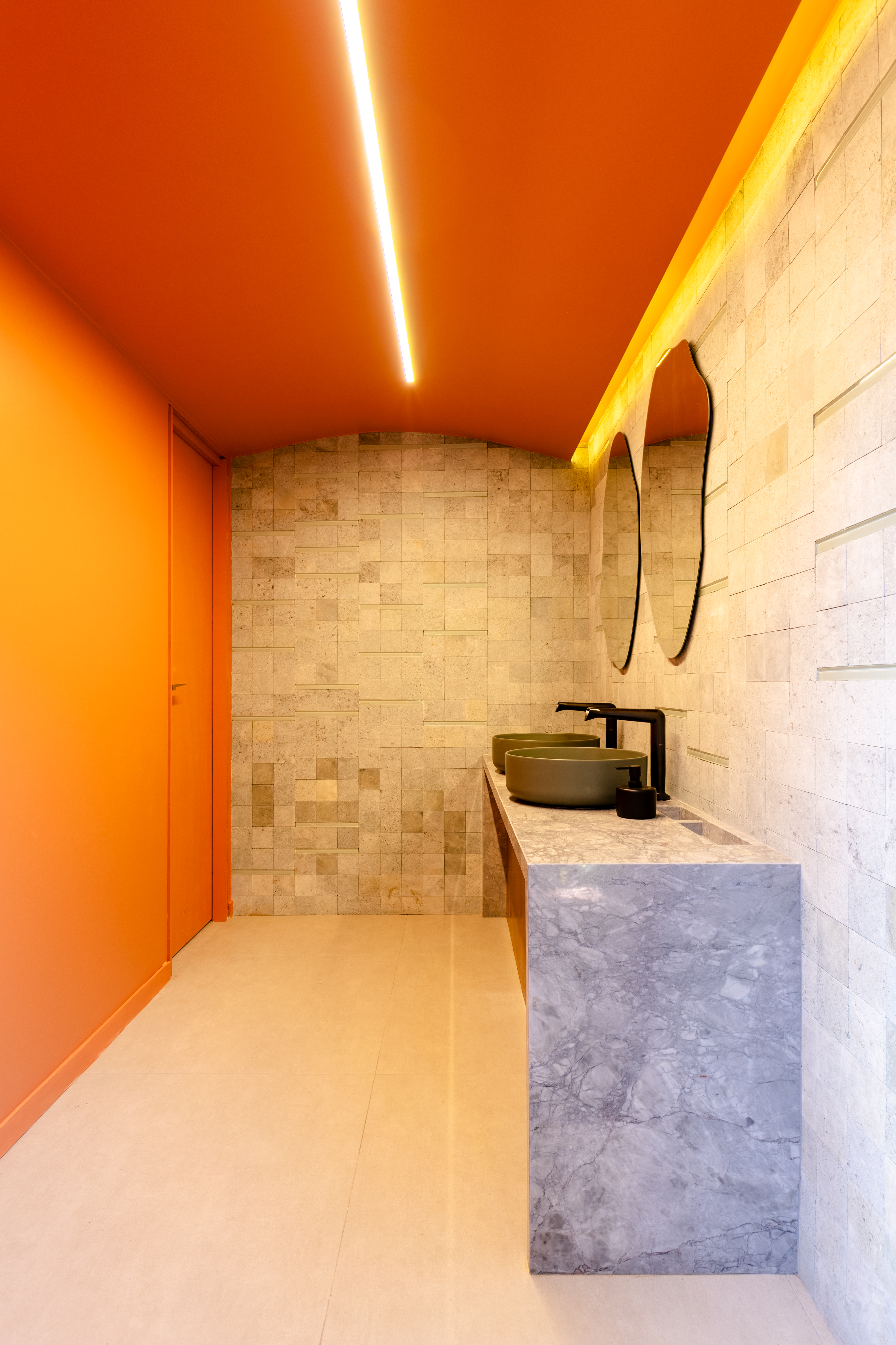 CASACOR Paraná: ambiente brinca com texturas, cores e sensações. Projeto de Fernanda Gonçalves. Na foto, banheiro com parede laranja e cubas verdes