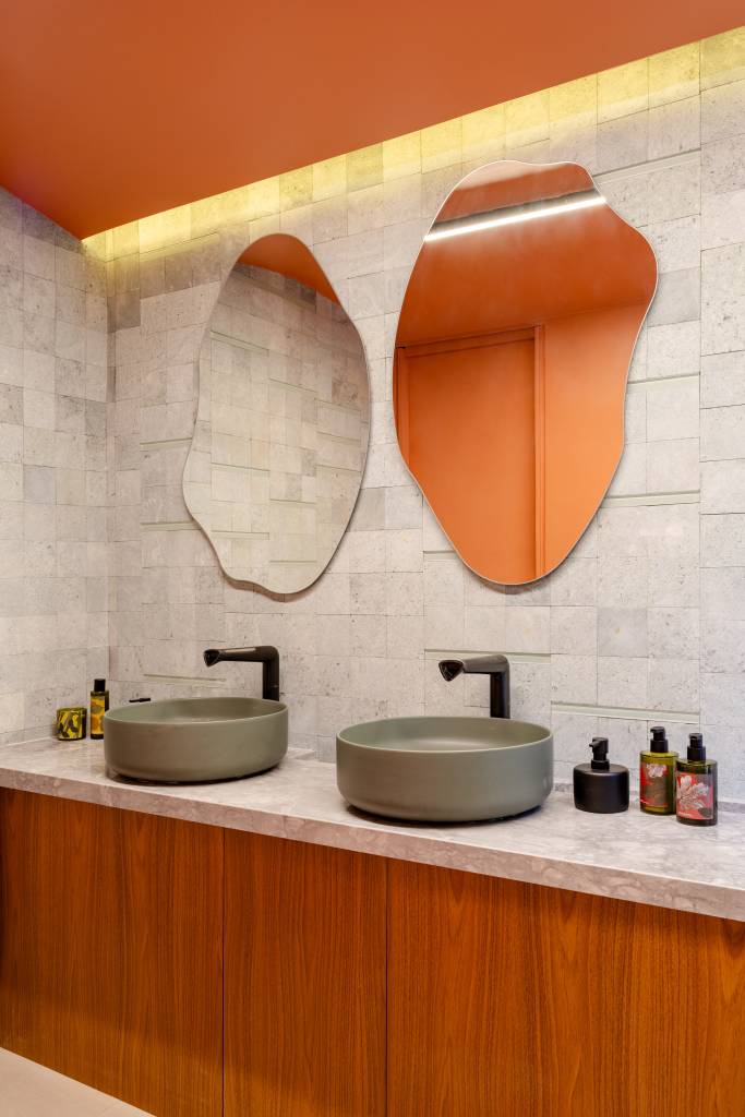 CASACOR Paraná: ambiente brinca com texturas, cores e sensações. Projeto de Fernanda Gonçalves. Na foto, pia de banheiro com duas cubas e espelhos orgânicos