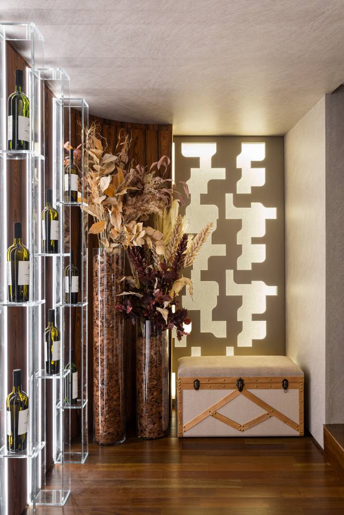 CASACOR Paraná: espaço exclusivo celebra o vinho com adega residencial. Projeto de Janaina Marques e Camila Kubota. Na foto, ambiente com decoração de garrafas de vinho