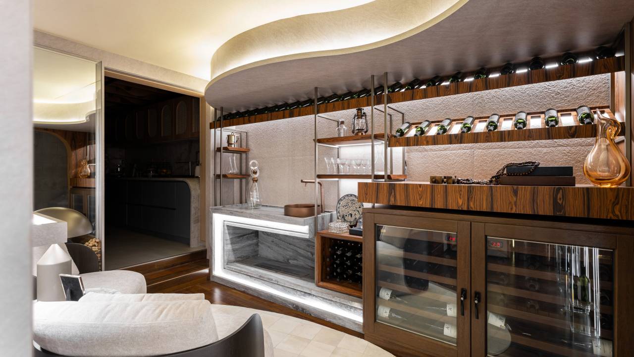 CASACOR Paraná: espaço exclusivo celebra o vinho com adega residencial. Projeto de Janaina Marques e Camila Kubota. Na foto, adega residencial com tons neutros