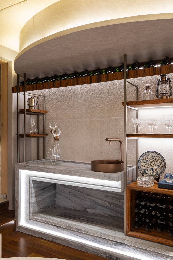 CASACOR Paraná: espaço exclusivo celebra o vinho com adega residencial. Projeto de Janaina Marques e Camila Kubota. Na foto, adega residencial com móvel funcional