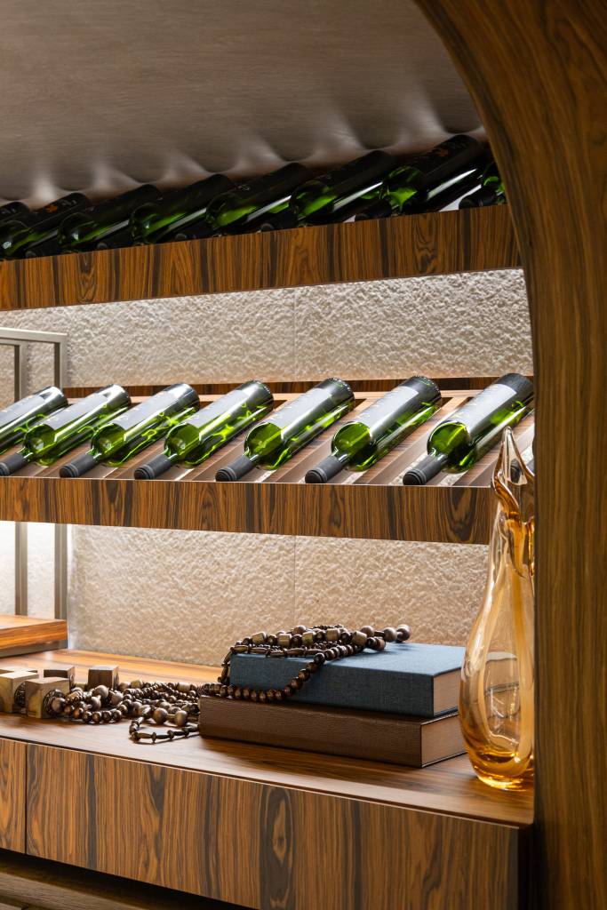CASACOR Paraná: espaço exclusivo celebra o vinho com adega residencial. Projeto de Janaina Marques e Camila Kubota. Na foto, adega residencial com mobiliário que destaca vinhos