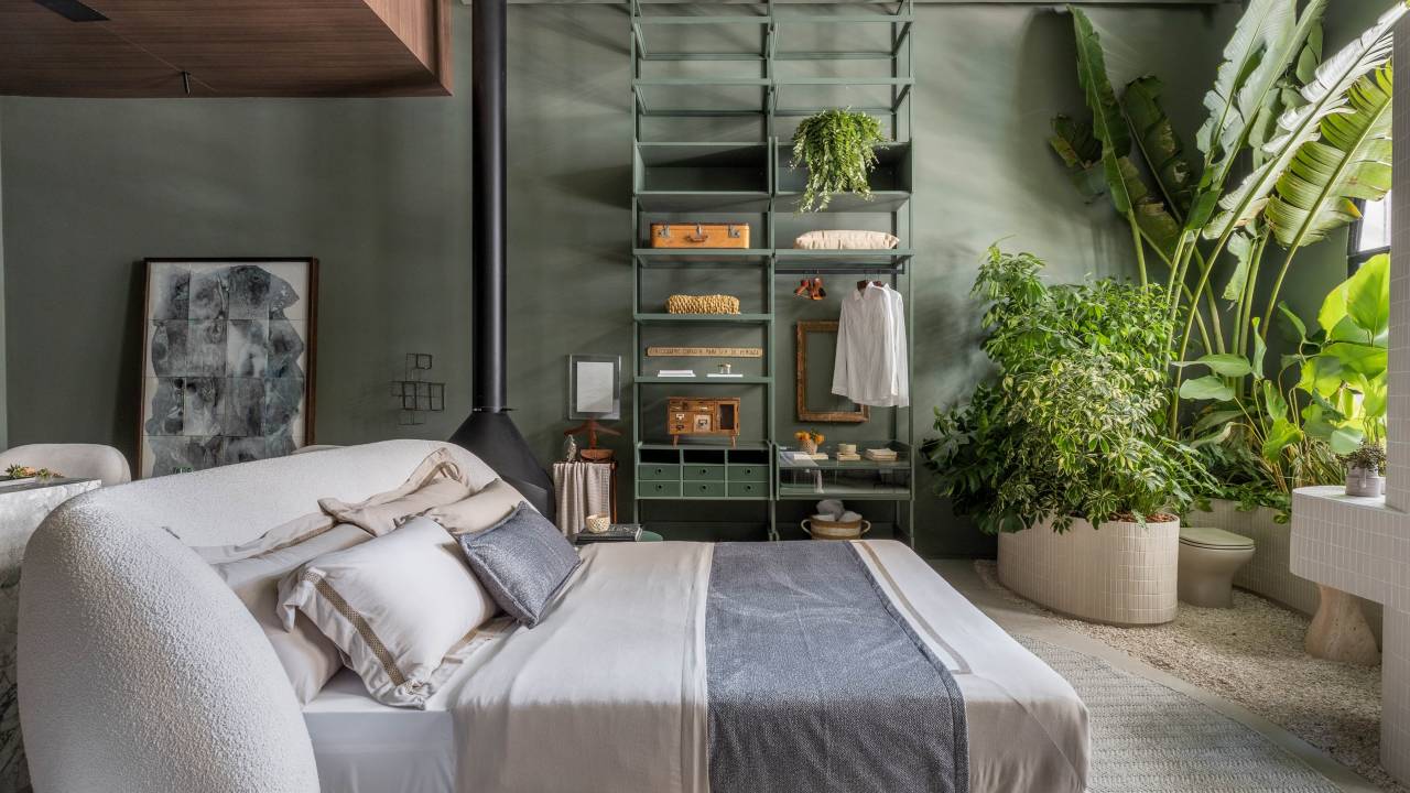 CASACOR São Paulo: ambiente conta a história da arquitetura ao longo dos séculos. Projeto de Renan Altera. Na foto, quarto com armários aberto