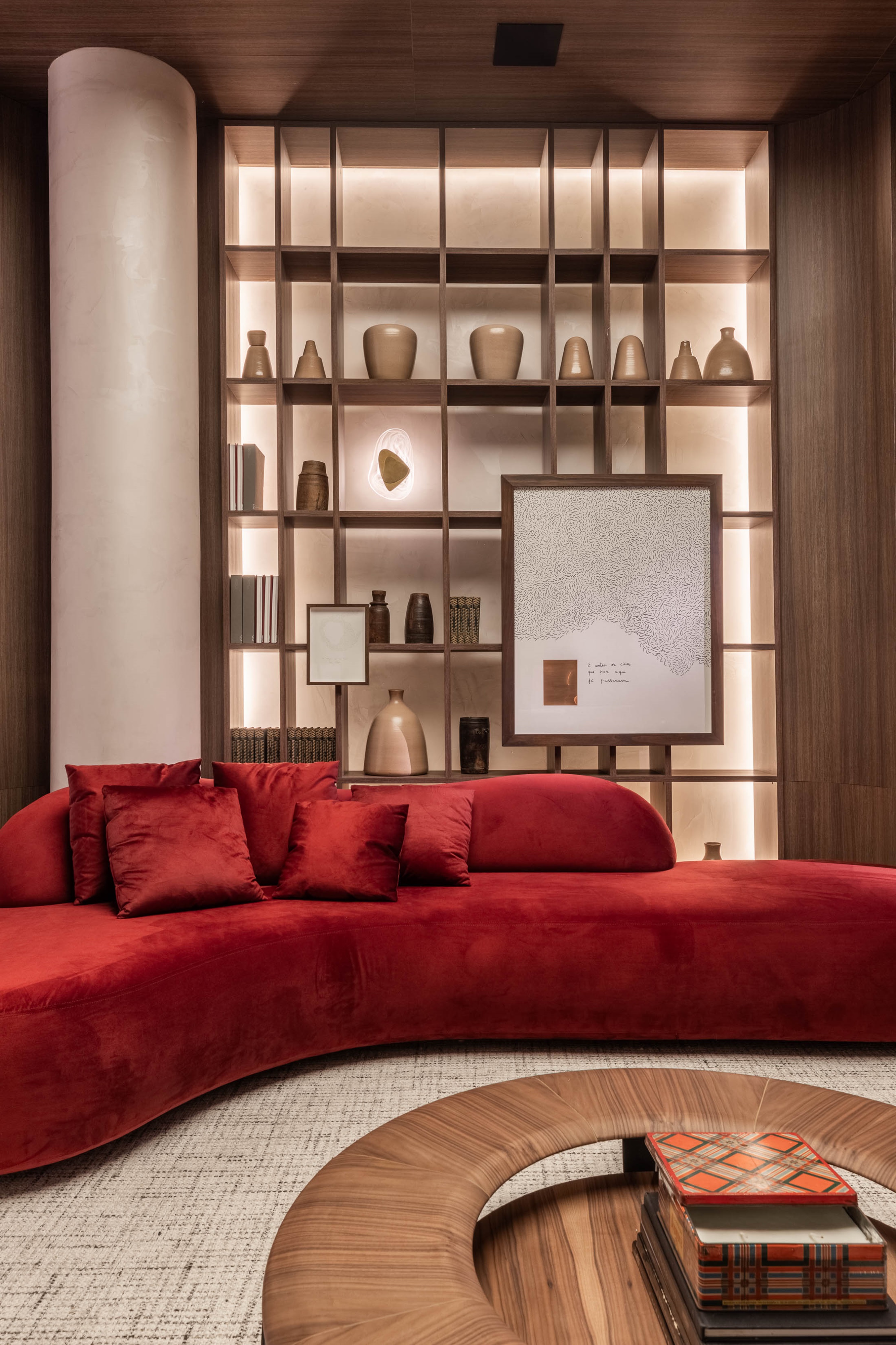 CASACOR São Paulo: ambiente conta a história da arquitetura ao longo dos séculos. Projeto de Renan Altera. Na foto, sala com sofá vermelho