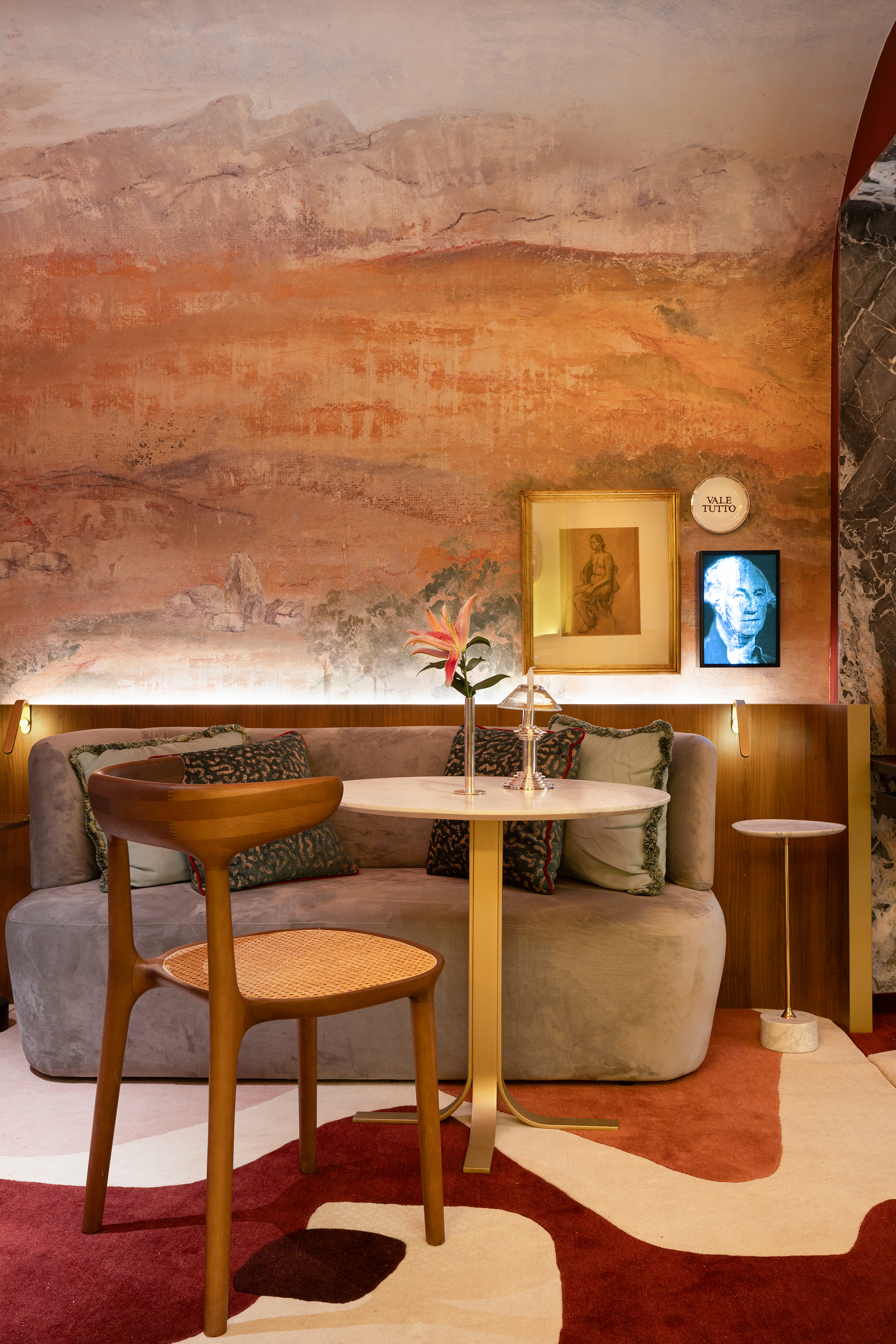 CASACOR São Paulo: bar une peças colecionadas ao redor do mundo. Projeto de Rodolfo Fontana. Na foto, bar com um mesa pequena