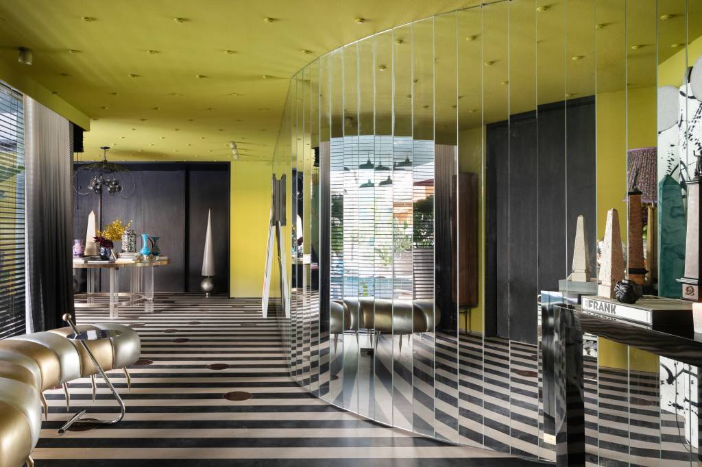 CASACOR São Paulo: hall maximalista tem parede espelhada e piso listrado. Projeto de Gustavo Scaramella. Na foto, hall com parede espelhada