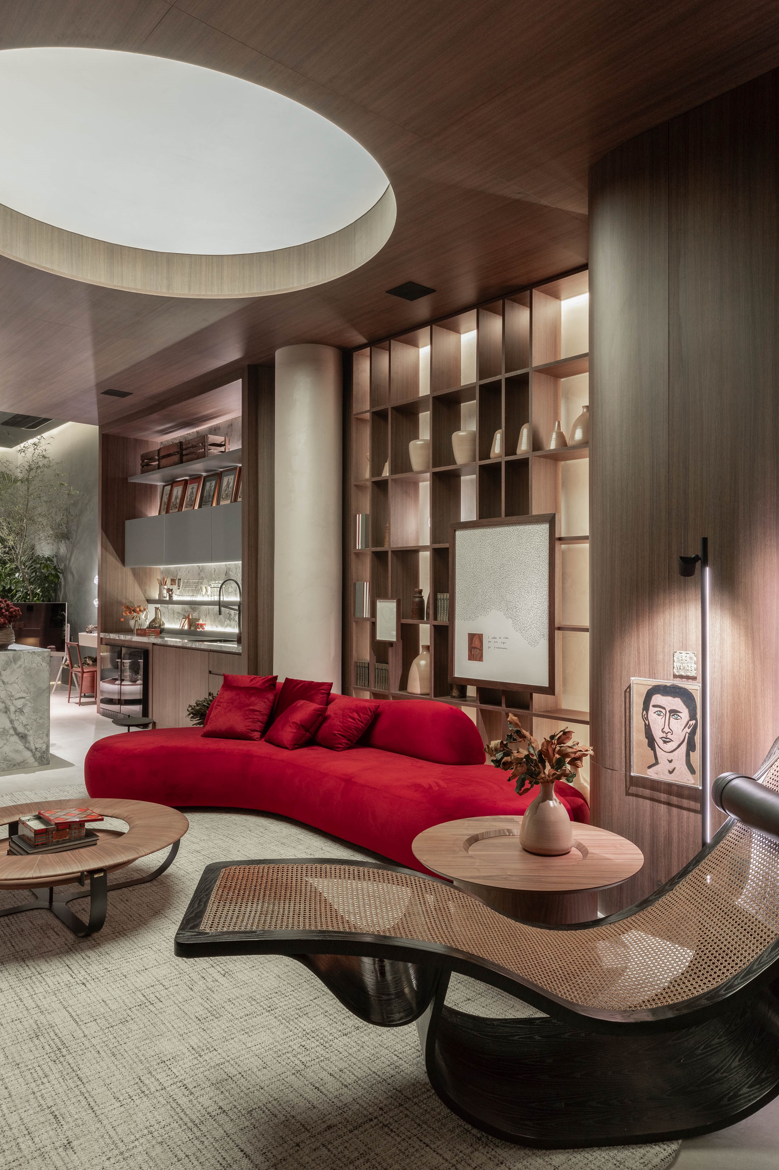 Ecos do Passado, ambiente de Renan Altera para a CASACOR São Paulo 2024. Na foto, loft, sofá curvo vermelho, chaise Oscar Niemeyer.
