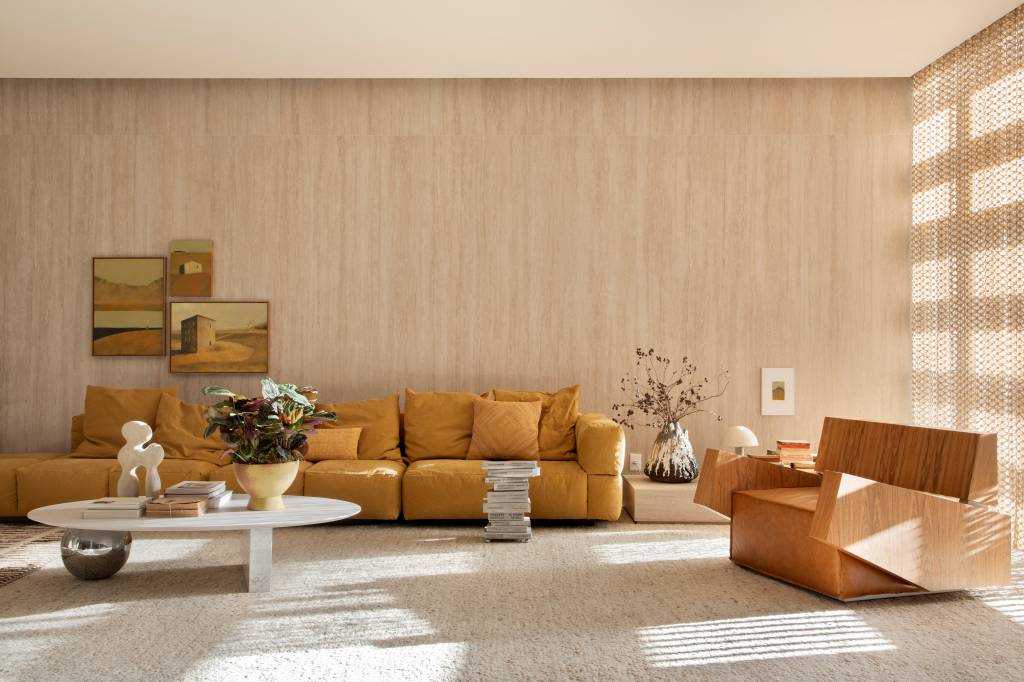CASACOR SP: ambiente da Portinari é inspirado em galerias de arte. Projeto de Melina Romano. Na foto, sala de estar com sofá em tom terroso