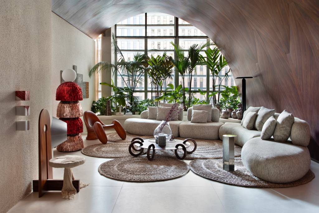 Loft inspirado no tom vermelho do urucum tem banheiro em cápsula de inox