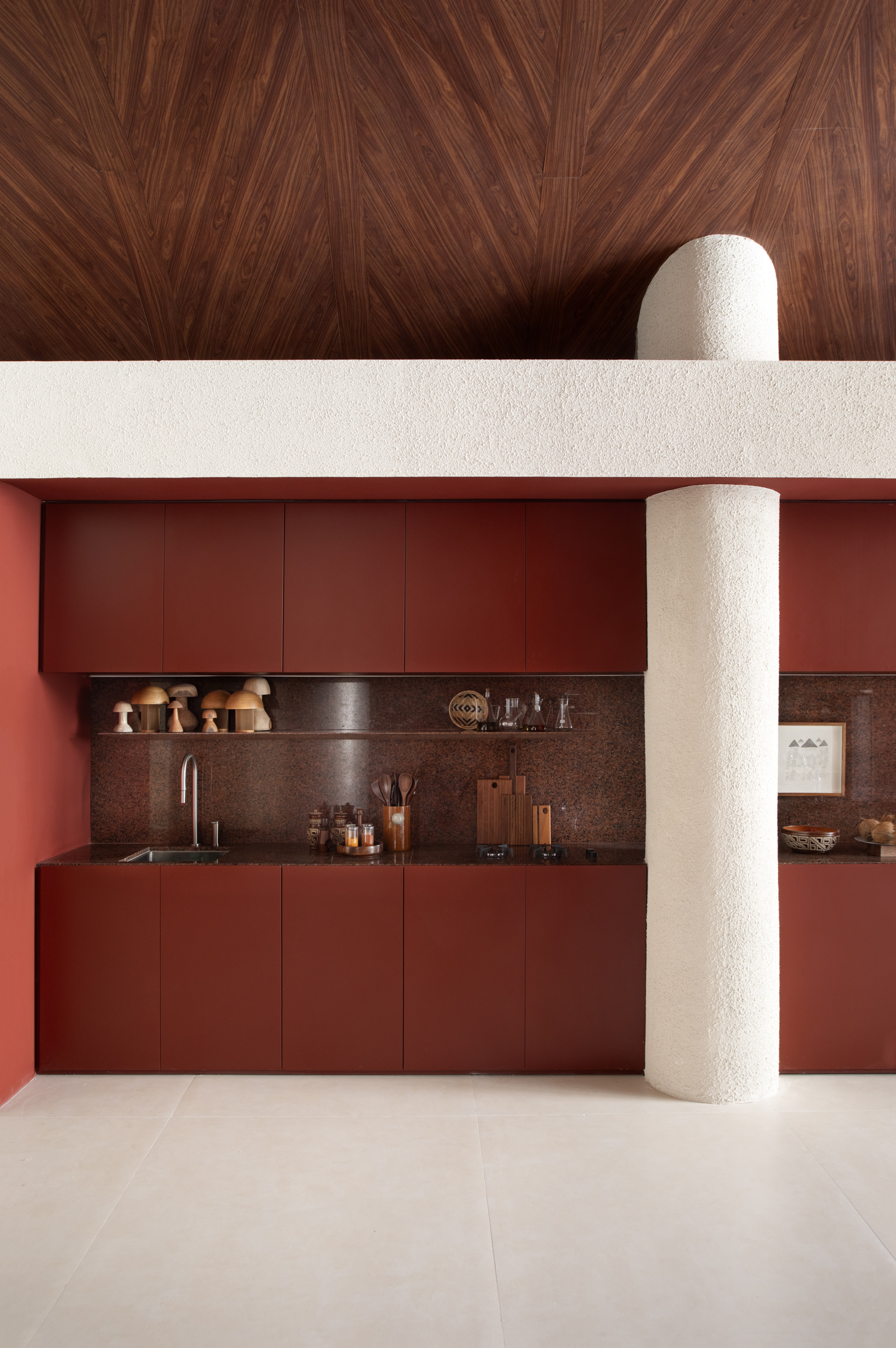 CASACOR SP: Ambiente tem banheiro em estilo cápsula de inox. Projeto de SALA2 Arquitetura. Na foto, cozinha em vermelho vibrante e coluna em branco