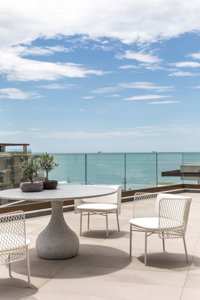 Cobertura deslumbrante de 760 m² na praia tem cozinha gourmet e piscina