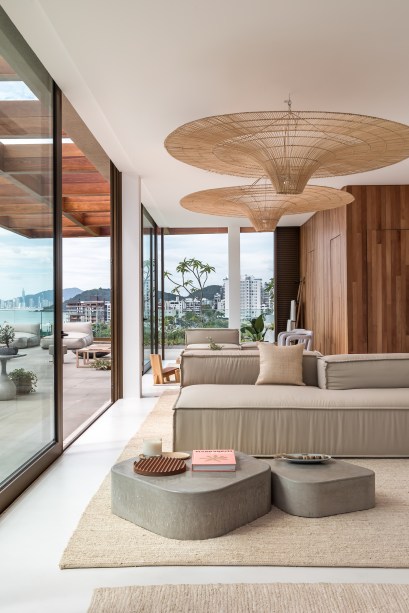 Cobertura deslumbrante de 760 m² na praia tem cozinha gourmet e piscina