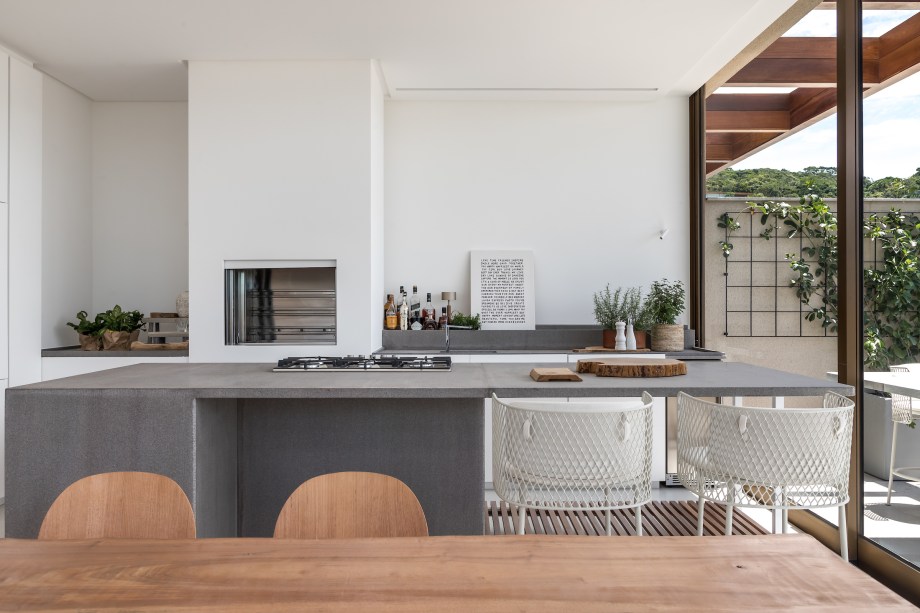 Cobertura deslumbrante de 760 m² na praia tem cozinha gourmet e piscina