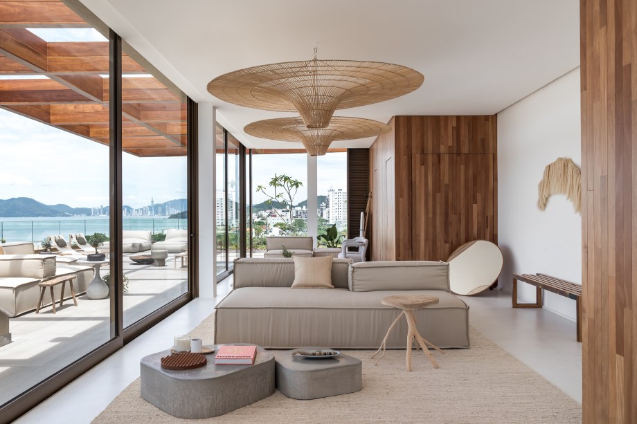 Cobertura deslumbrante de 760 m² na praia tem cozinha gourmet e piscina