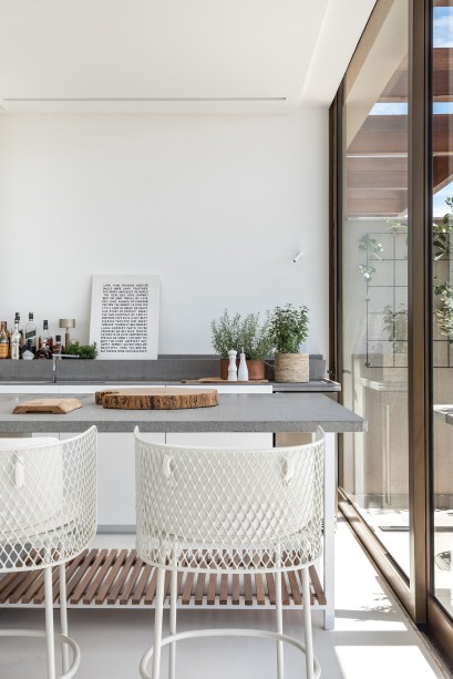 Cobertura deslumbrante de 760 m² na praia tem cozinha gourmet e piscina