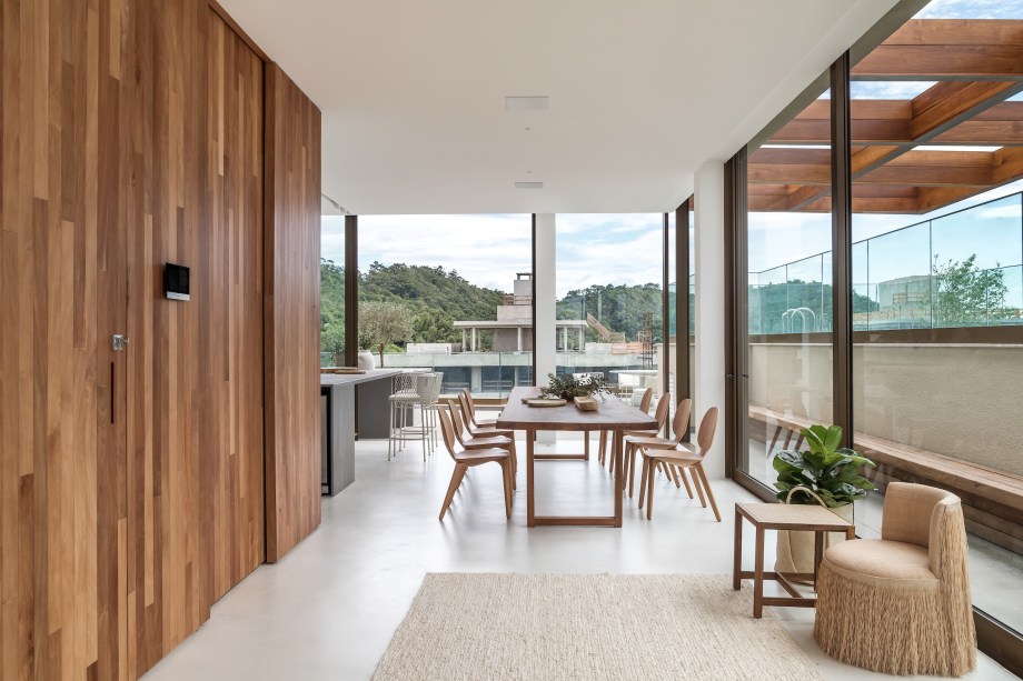 Cobertura deslumbrante de 760 m² na praia tem cozinha gourmet e piscina