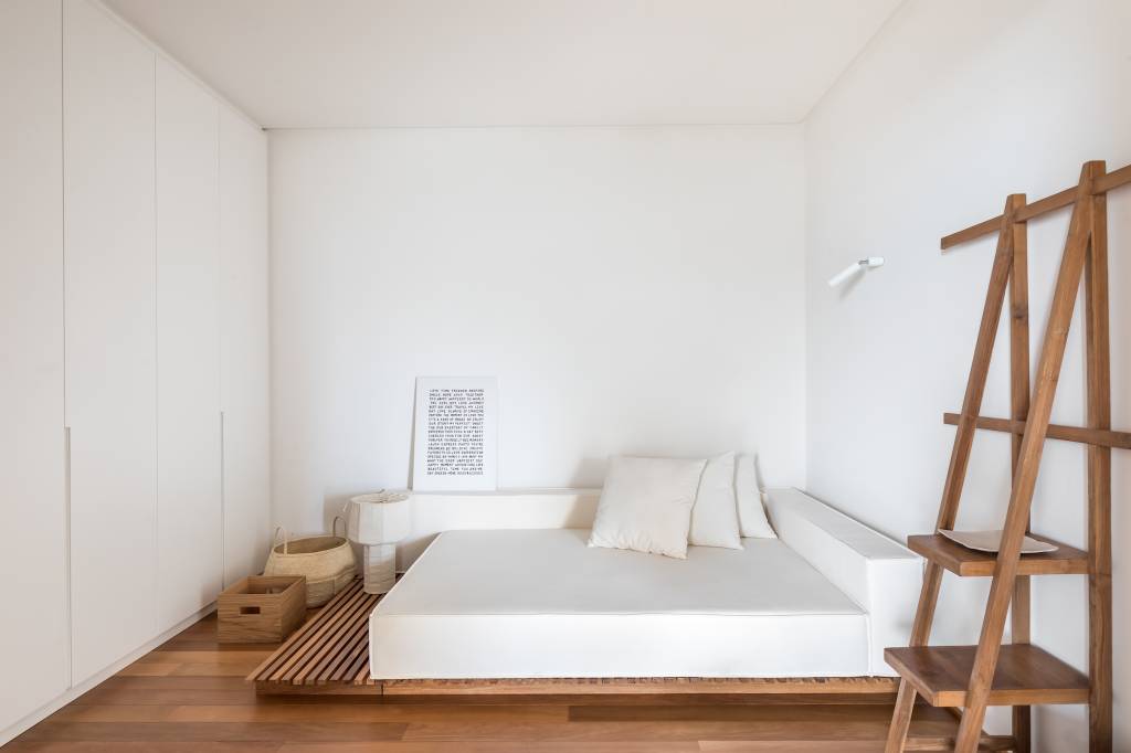 cobertura-760-m-praia-cozinha-gourmet-piscina-simara-melo-37-quarto-minimalista-zen Cobertura deslumbrante de 760 m² na praia tem cozinha gourmet e piscina. Projeto de Simara Melo. Na foto, quarto minimalista branco, cama baixa.