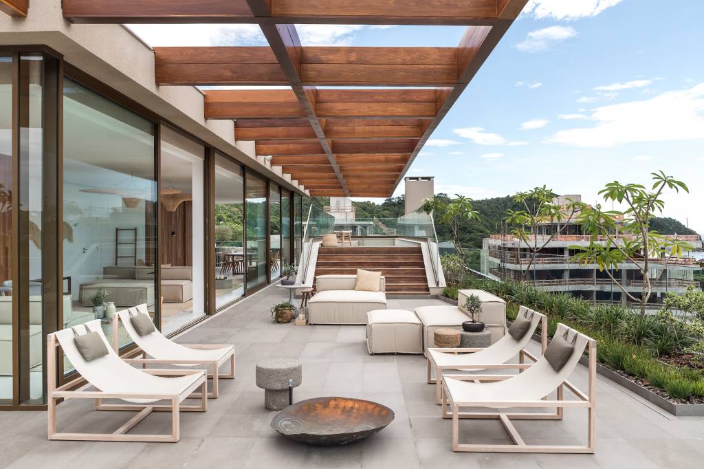 Cobertura deslumbrante de 760 m² na praia tem cozinha gourmet e piscina