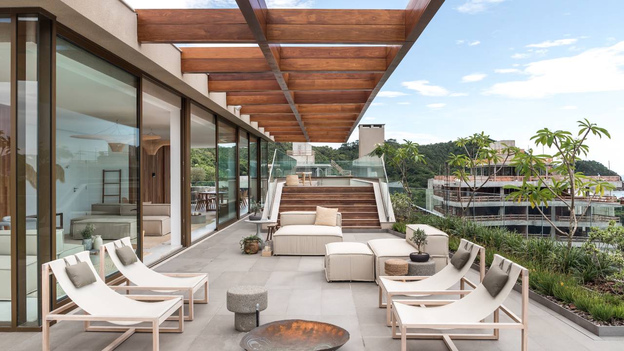 Cobertura deslumbrante de 760 m² na praia tem cozinha gourmet e piscina. Projeto de Simara Melo. Na foto, varanda, espreguiçadeira.