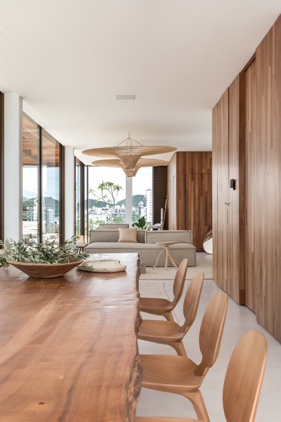 Cobertura deslumbrante de 760 m² na praia tem cozinha gourmet e piscina