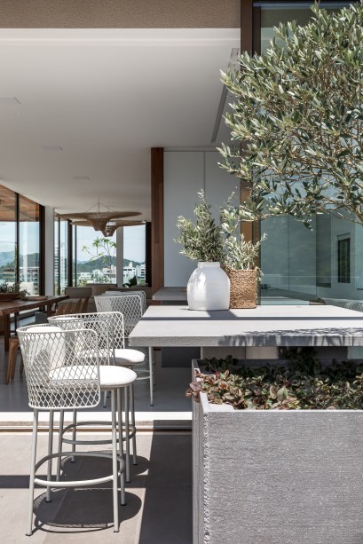 Cobertura deslumbrante de 760 m² na praia tem cozinha gourmet e piscina