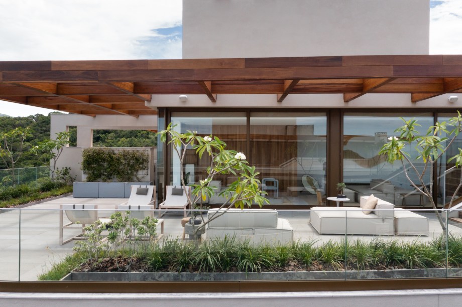 Cobertura deslumbrante de 760 m² na praia tem cozinha gourmet e piscina