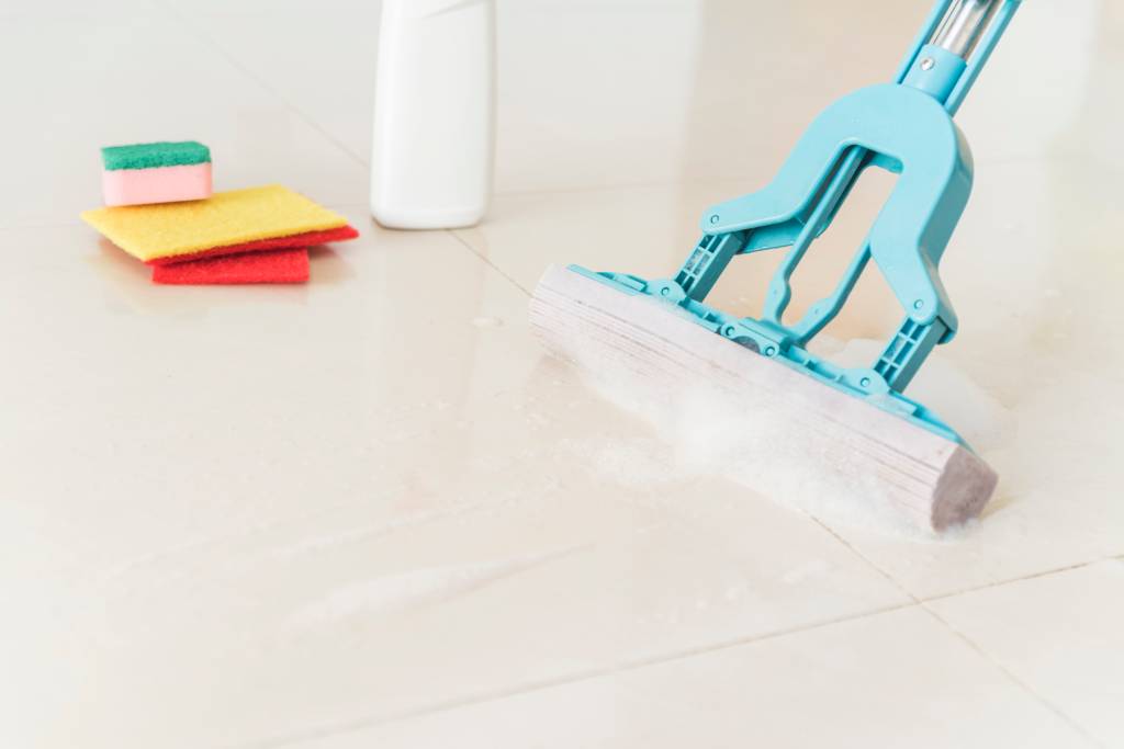 Como limpar e tirar manchas de piso de porcelanato