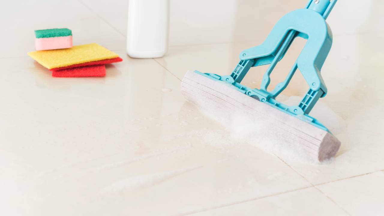 Como limpar e tirar manchas de piso de porcelanato