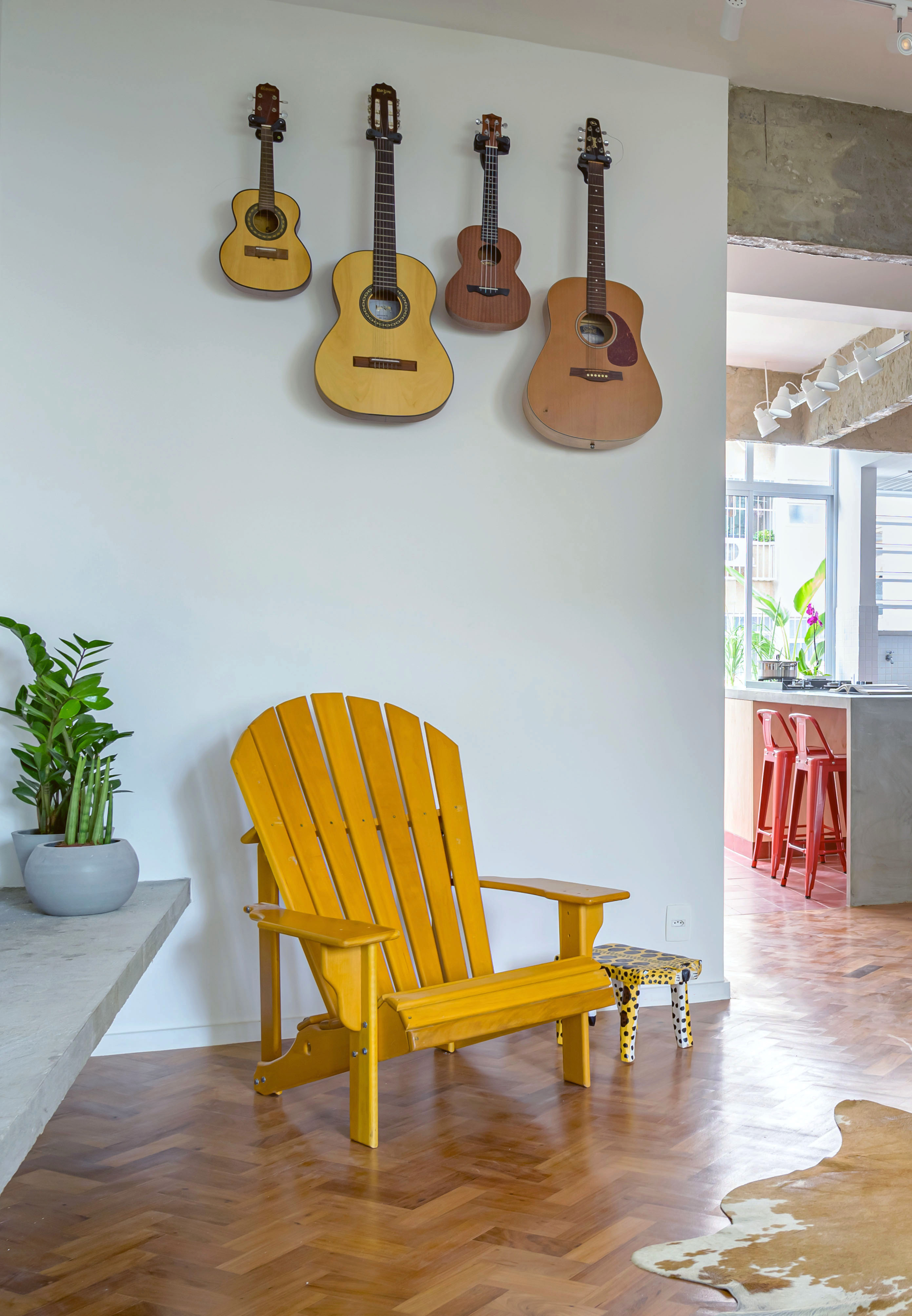 Concreto aparente, tijolos e cimento queimado dão toque rústico à apê de 125 m². Projeto de Fabiana Cyon e Ana Paula Castro.