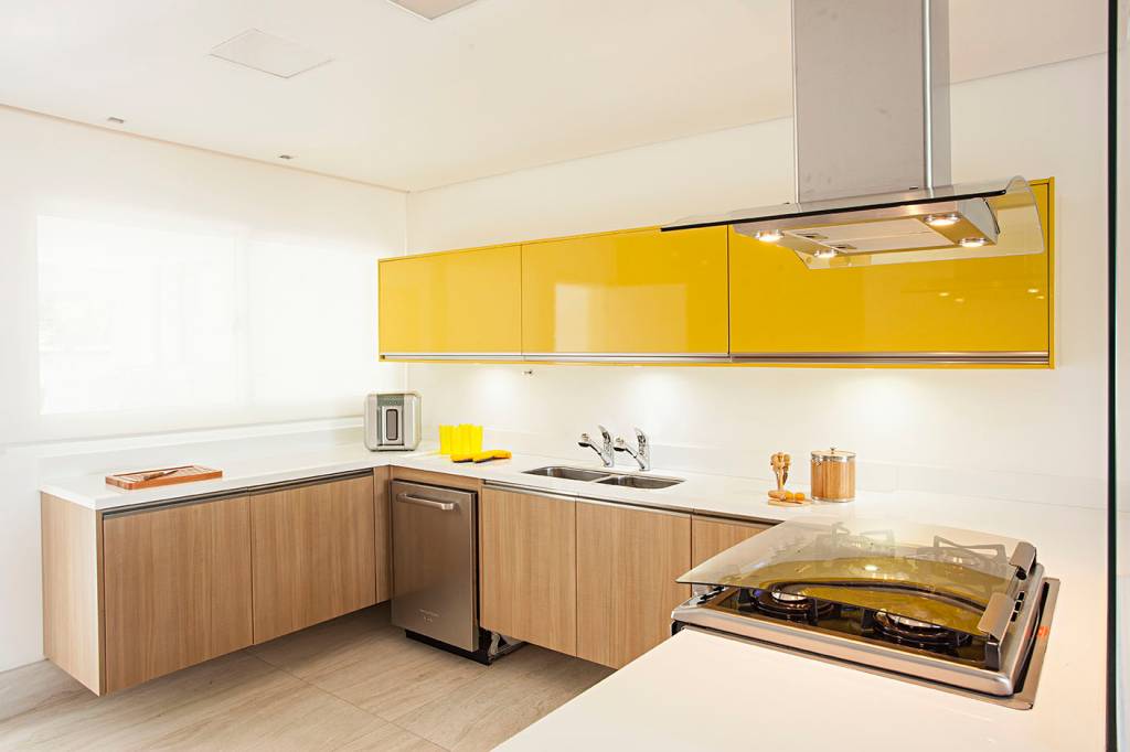 Cores naturais: veja quais são os tons mais populares com projetos e dicas. Projeto de Korman Arquitetos. Na foto, cozinha amarela.