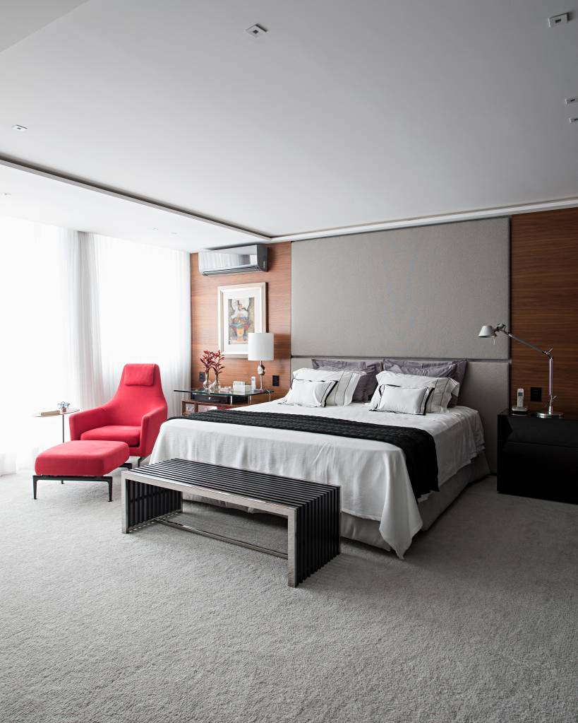 Cores naturais: veja quais são os tons mais populares com projetos e dicas. Projeto de Korman Arquitetos. Na foto, quarto com poltrona vermelha.