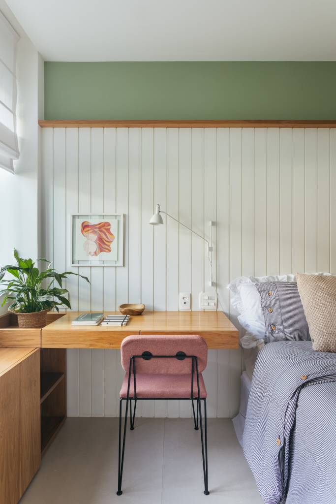 Decoração contemporânea cozy dá ar de casa para apê de 100 m². Projeto de Studio A+G. Na foto, quarto, parede branca de lambris, home office.