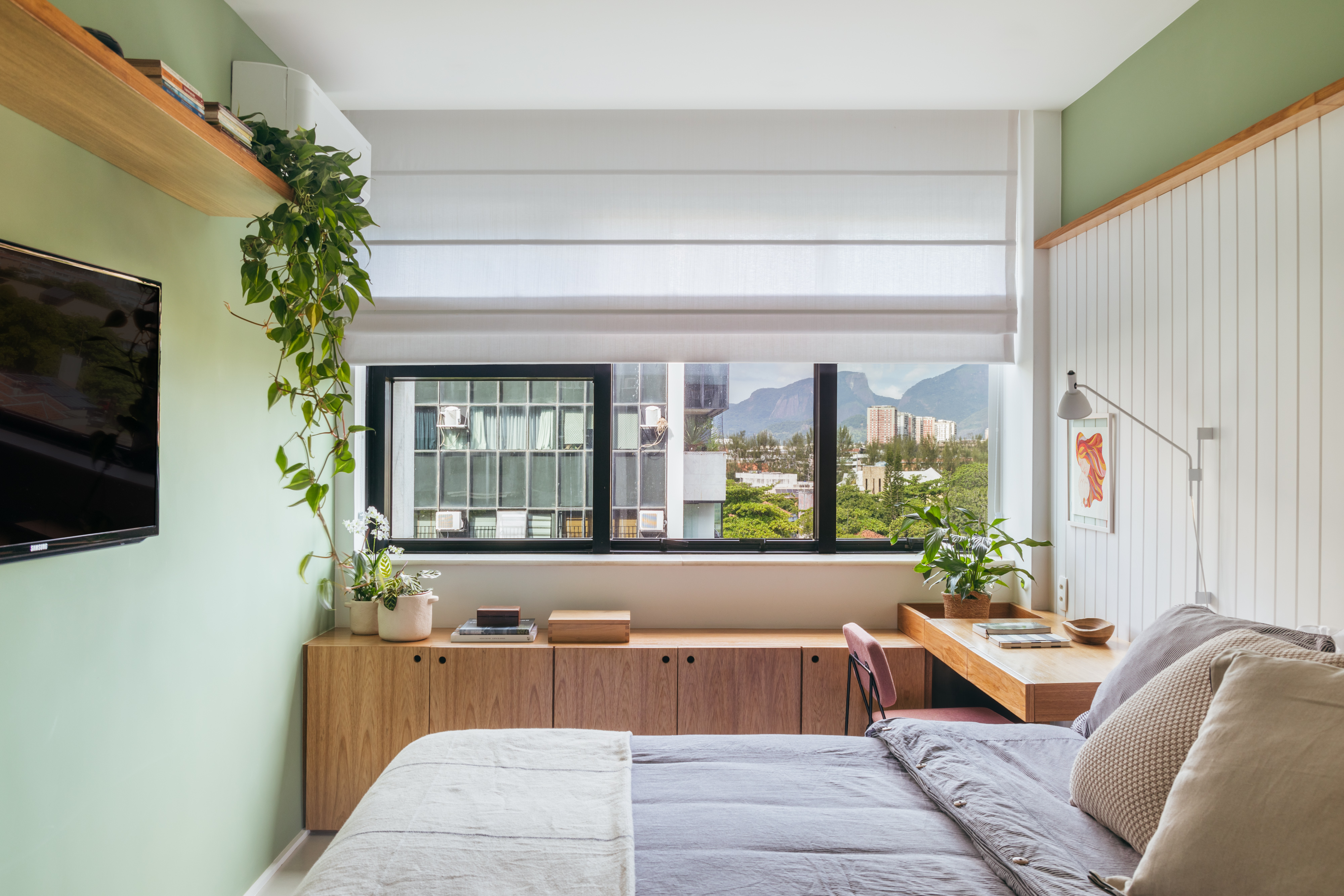 Decoração contemporânea cozy dá ar de casa para apê de 100 m². Projeto de Studio A+G. Na foto, quarto, parede branca de lambris, home office.